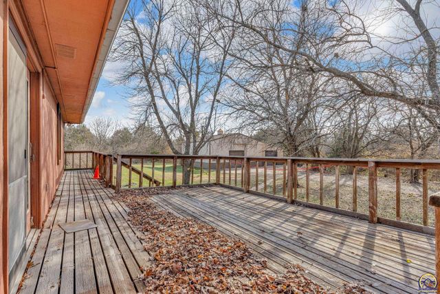 9040 SW Wanamaker Rd, Wakarusa, KS 66546