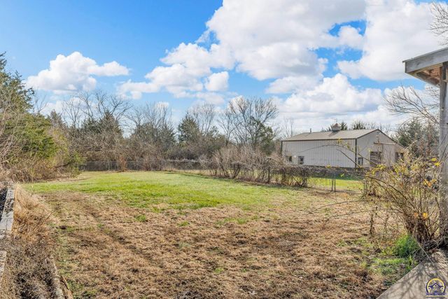 9040 SW Wanamaker Rd, Wakarusa, KS 66546