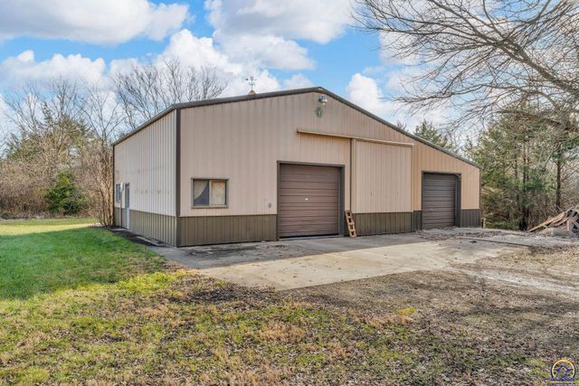 9040 SW Wanamaker Rd, Wakarusa, KS 66546