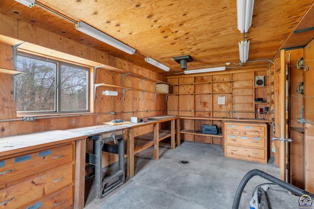 9040 SW Wanamaker Rd, Wakarusa, KS 66546