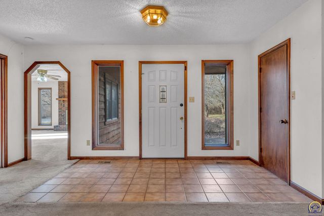 9040 SW Wanamaker Rd, Wakarusa, KS 66546