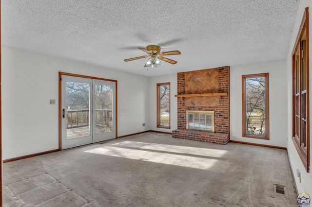 9040 SW Wanamaker Rd, Wakarusa, KS 66546