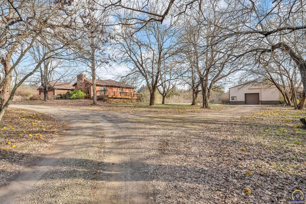 9040 SW Wanamaker Rd, Wakarusa, KS 66546
