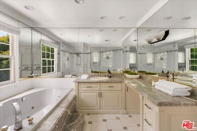 725 N Doheny Drive, Beverly Hills, CA 90210