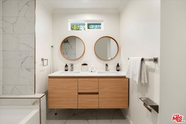 725 N Doheny Drive, Beverly Hills, CA 90210