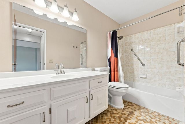 2700 Oxford Street N 116, Roseville, MN 55113