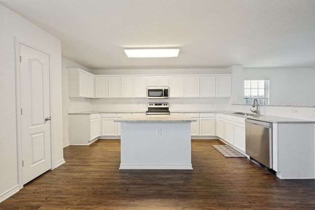 8013 Hidden Oaks Drive, Fort Worth, TX 76120