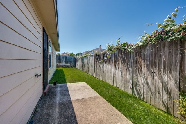 8013 Hidden Oaks Drive, Fort Worth, TX 76120