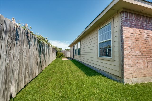 8013 Hidden Oaks Drive, Fort Worth, TX 76120