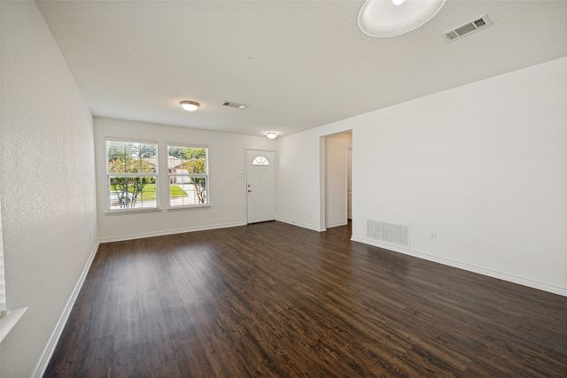 8013 Hidden Oaks Drive, Fort Worth, TX 76120