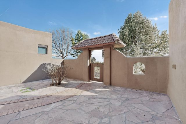 3 Zuni Trail N, Corrales, NM 87048