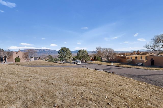 3 Zuni Trail N, Corrales, NM 87048