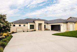 2089 Summit Crest Dr, Kerrville, TX 78028