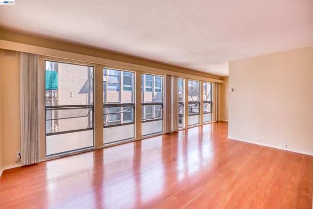 3815 Harrison St 302, Oakland, CA 94611