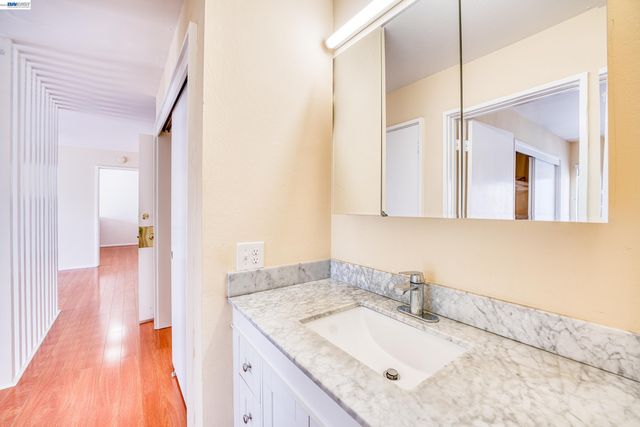 3815 Harrison St 302, Oakland, CA 94611