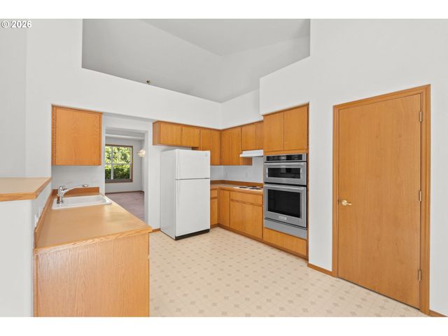 15560 Nw TRAKEHNER Way, Portland, OR 97229