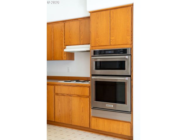 15560 Nw TRAKEHNER Way, Portland, OR 97229