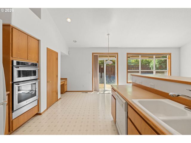 15560 Nw TRAKEHNER Way, Portland, OR 97229