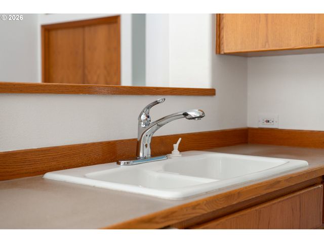 15560 Nw TRAKEHNER Way, Portland, OR 97229