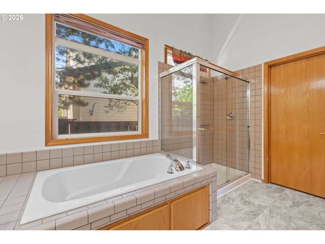 15560 Nw TRAKEHNER Way, Portland, OR 97229