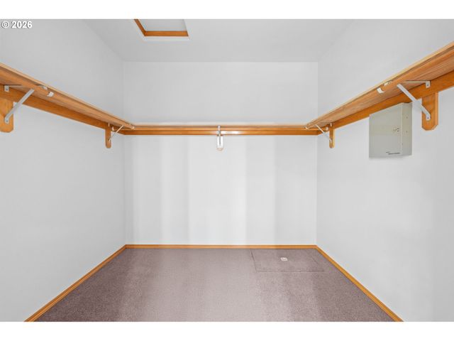 15560 Nw TRAKEHNER Way, Portland, OR 97229