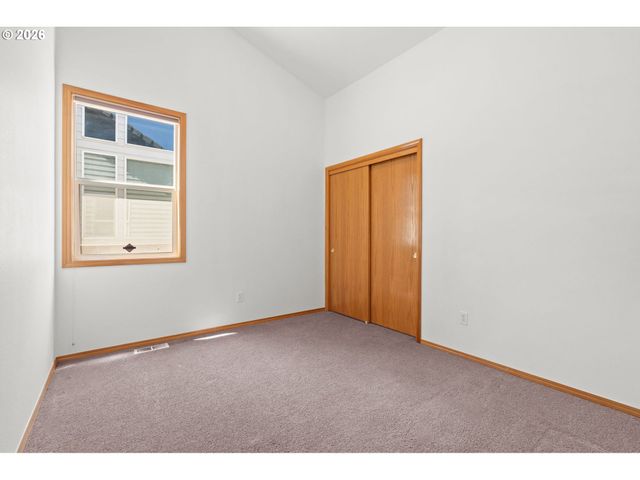 15560 Nw TRAKEHNER Way, Portland, OR 97229