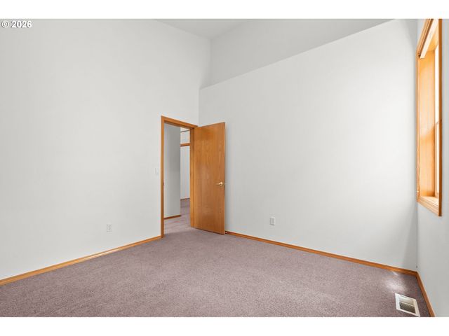 15560 Nw TRAKEHNER Way, Portland, OR 97229