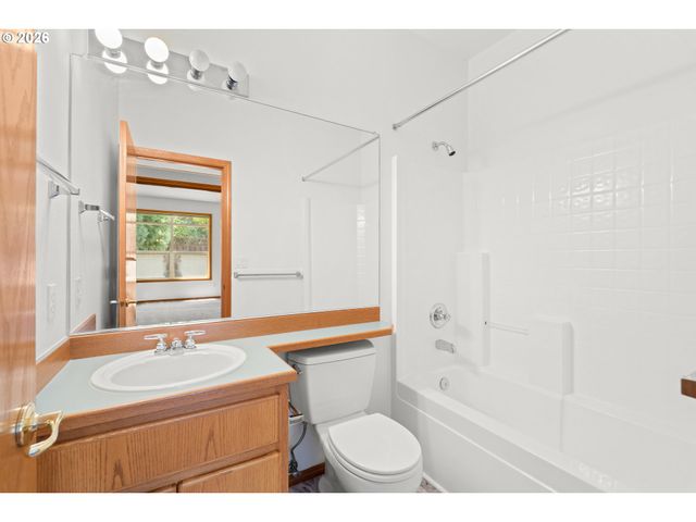 15560 Nw TRAKEHNER Way, Portland, OR 97229