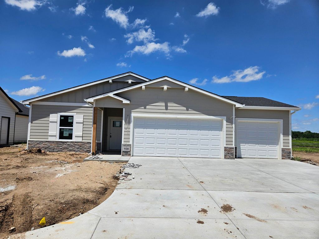 920 N Forestview Ct, Wichita, KS 67235
