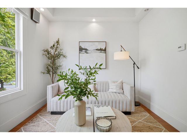 322 S WHITAKER St, Portland, OR 97239