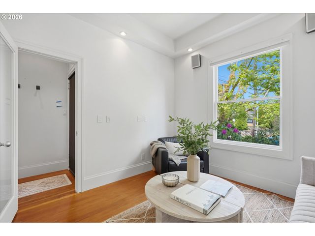 322 S WHITAKER St, Portland, OR 97239