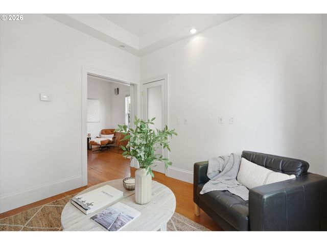322 S WHITAKER St, Portland, OR 97239