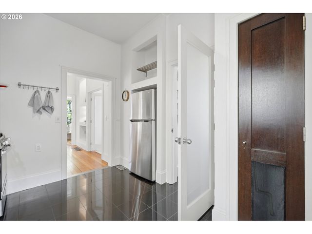 322 S WHITAKER St, Portland, OR 97239