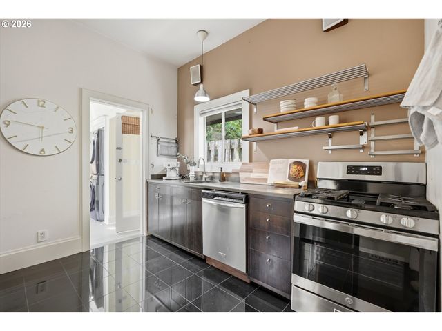 322 S WHITAKER St, Portland, OR 97239