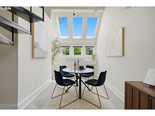 322 S WHITAKER St, Portland, OR 97239