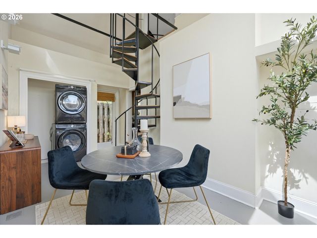 322 S WHITAKER St, Portland, OR 97239