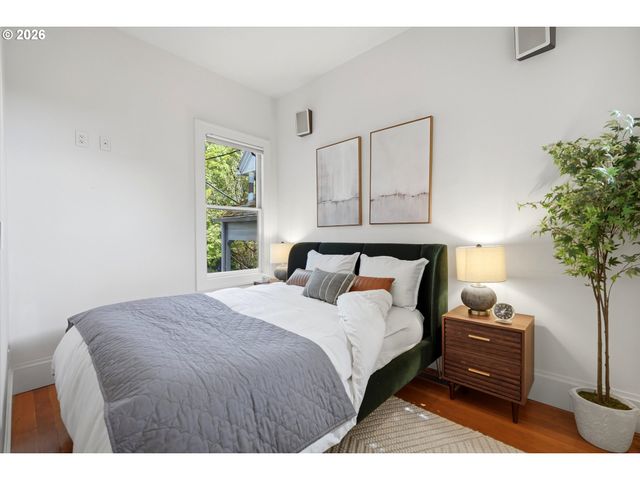 322 S WHITAKER St, Portland, OR 97239