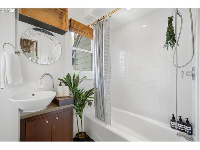 322 S WHITAKER St, Portland, OR 97239
