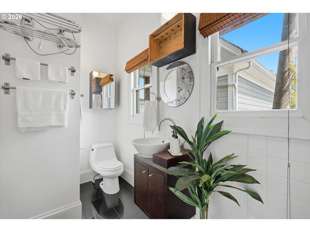 322 S WHITAKER St, Portland, OR 97239