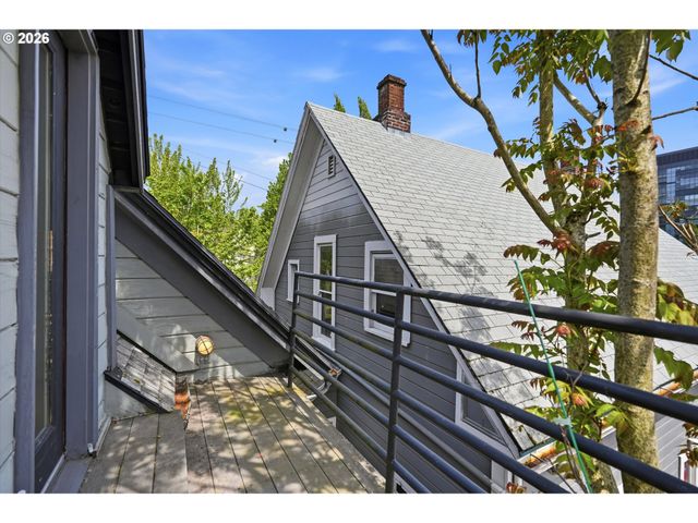 322 S WHITAKER St, Portland, OR 97239