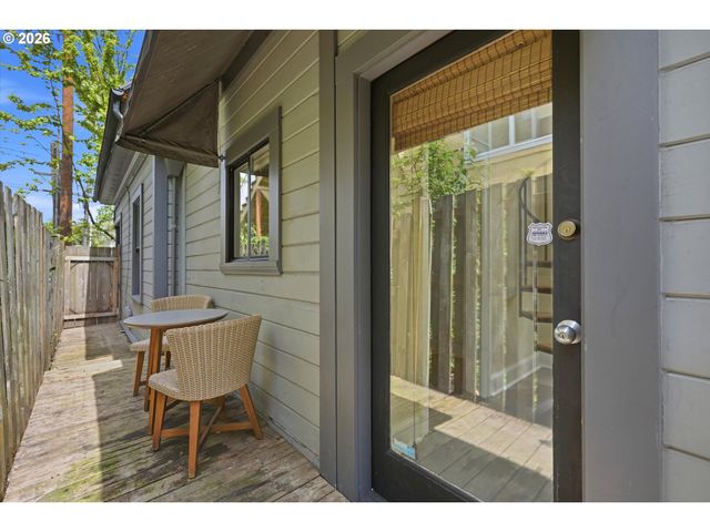 322 S WHITAKER St, Portland, OR 97239