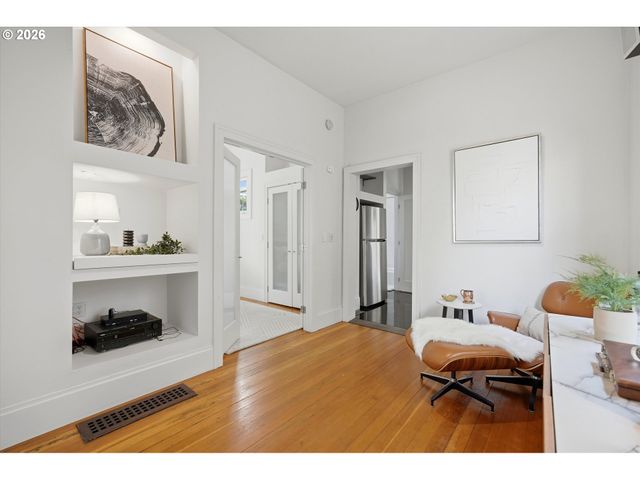 322 S WHITAKER St, Portland, OR 97239