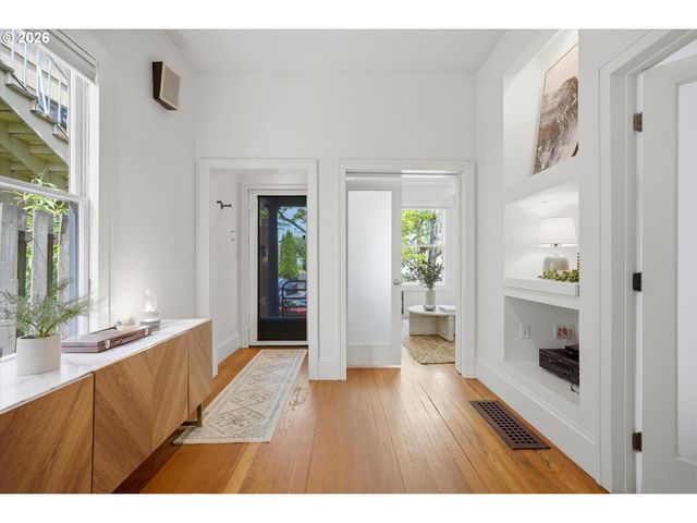 322 S WHITAKER St, Portland, OR 97239