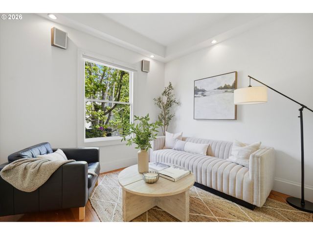 322 S WHITAKER St, Portland, OR 97239