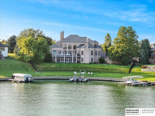 17909 N Reflection Circle, Bennington, NE 68007