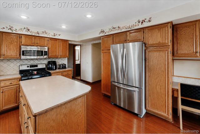 39044 Mallorn Drive, Sterling Heights, MI 48313