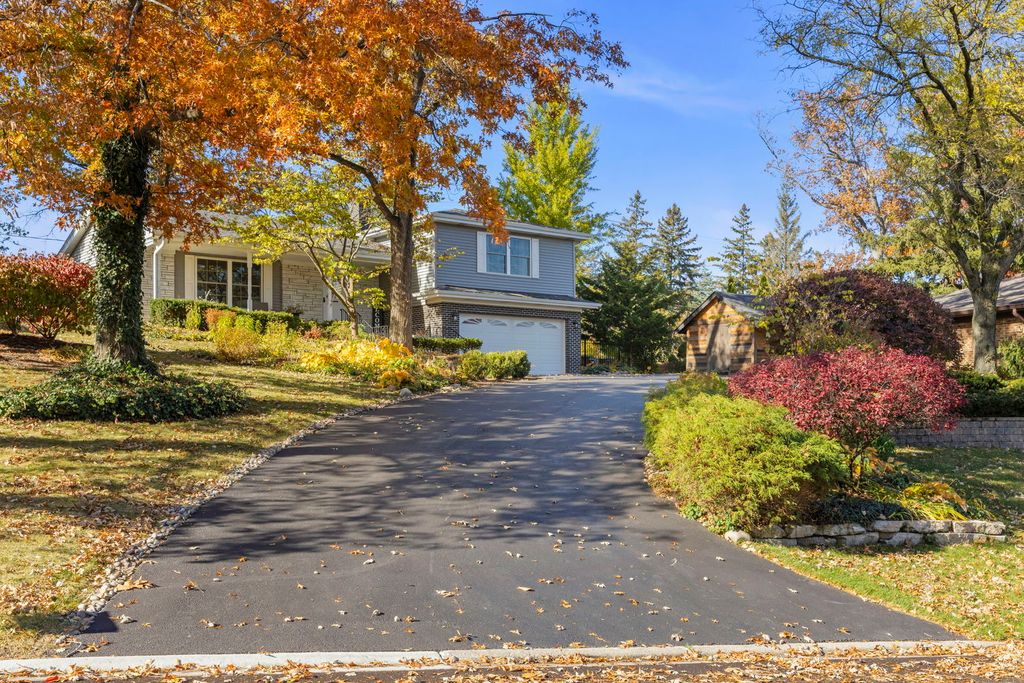 Image 2 of property listing at 14340 Ridge Avenue, Orland Park, IL 60462