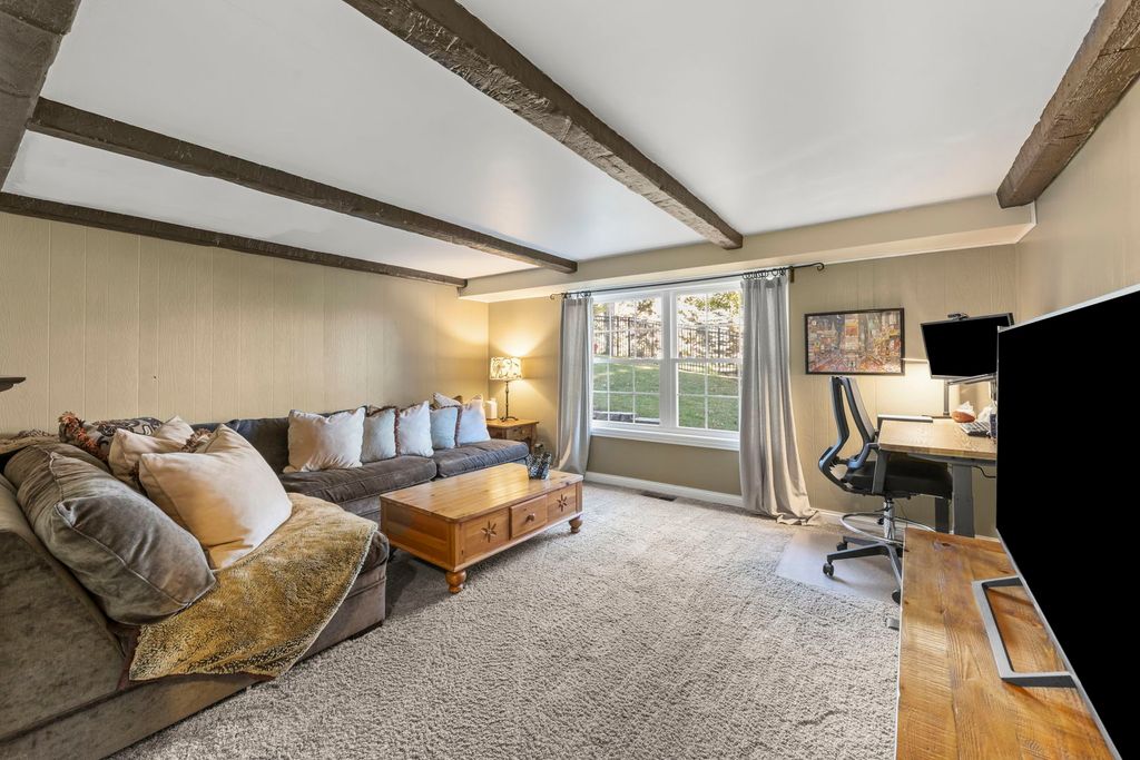 Image 12 of property listing at 14340 Ridge Avenue, Orland Park, IL 60462