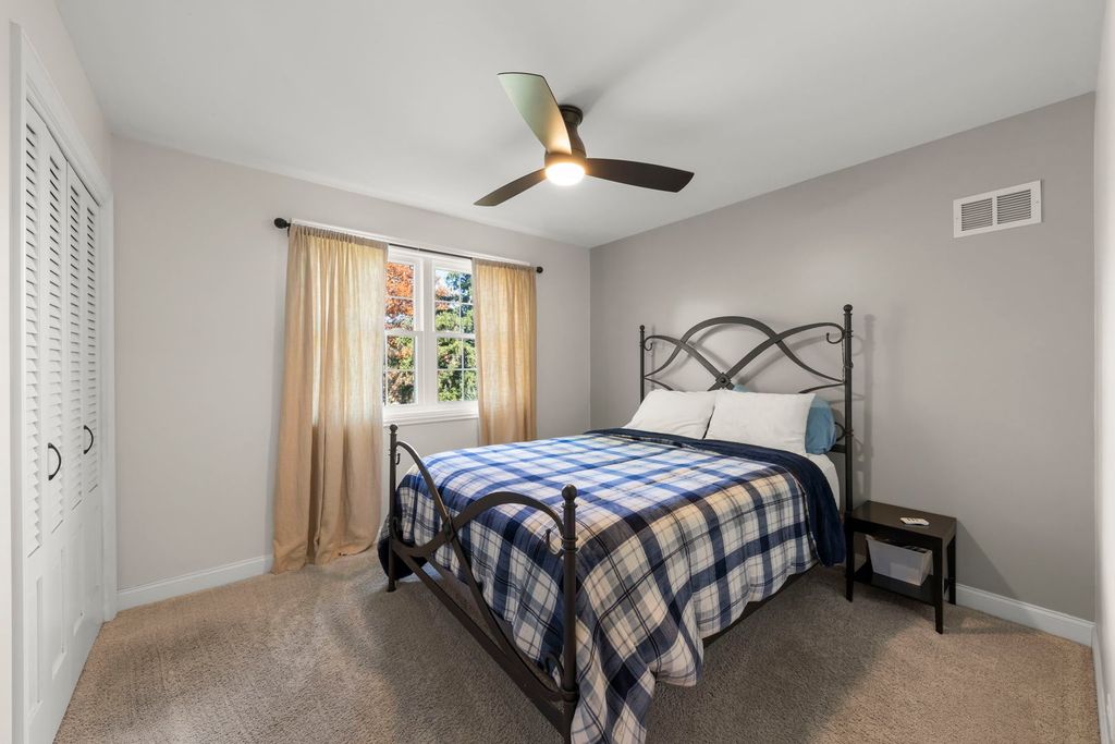 Image 16 of property listing at 14340 Ridge Avenue, Orland Park, IL 60462