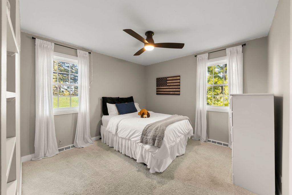 Image 17 of property listing at 14340 Ridge Avenue, Orland Park, IL 60462